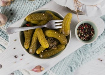 Долой маринованные огурцы: биолог назвала самые опасные закуски алкоголя