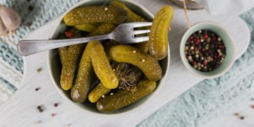 Долой маринованные огурцы: биолог назвала самые опасные закуски алкоголя