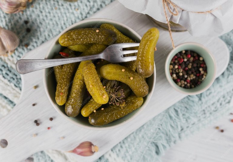 Долой маринованные огурцы: биолог назвала самые опасные закуски алкоголя