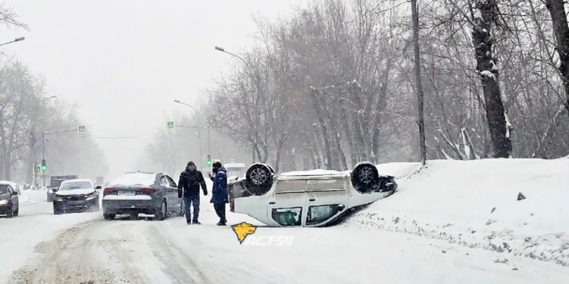 ДТП с перевернувшимся автомобилем произошло в Новосибирске