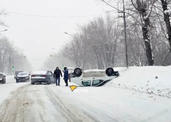 ДТП с перевернувшимся автомобилем произошло в Новосибирске