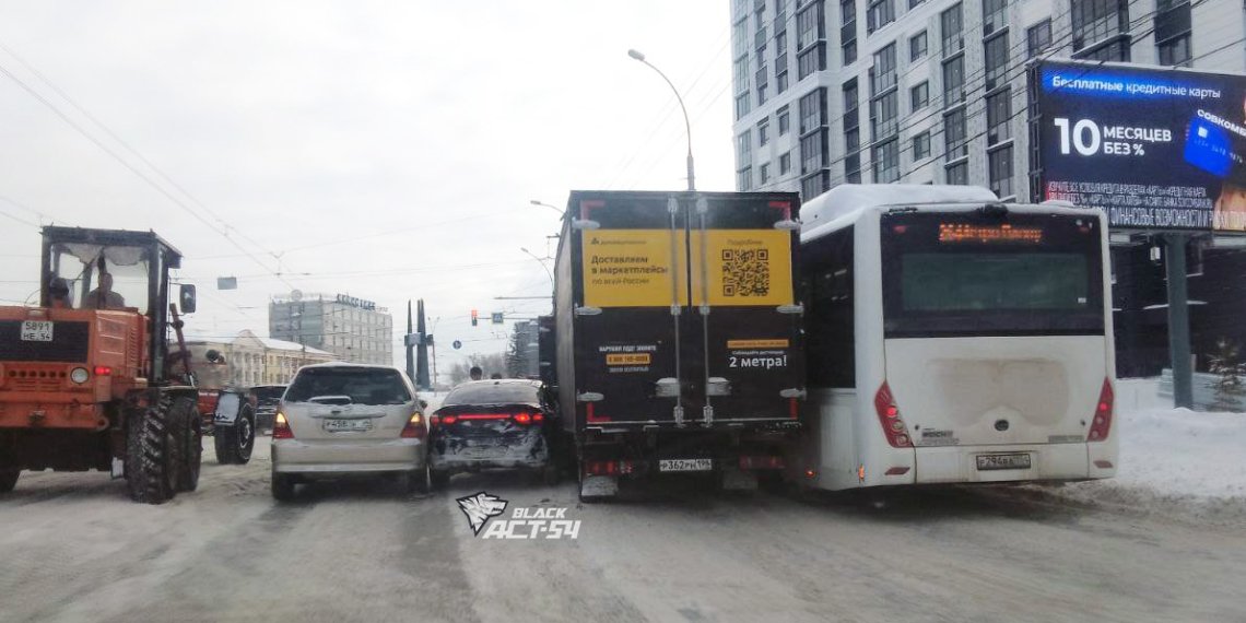 Массовая авария с пассажирским автобусом произошла в Новосибирске