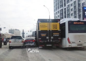 Массовая авария с пассажирским автобусом произошла в Новосибирске