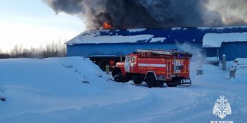 Склад с пиломатериалами загорелся в пригороде Новосибирска