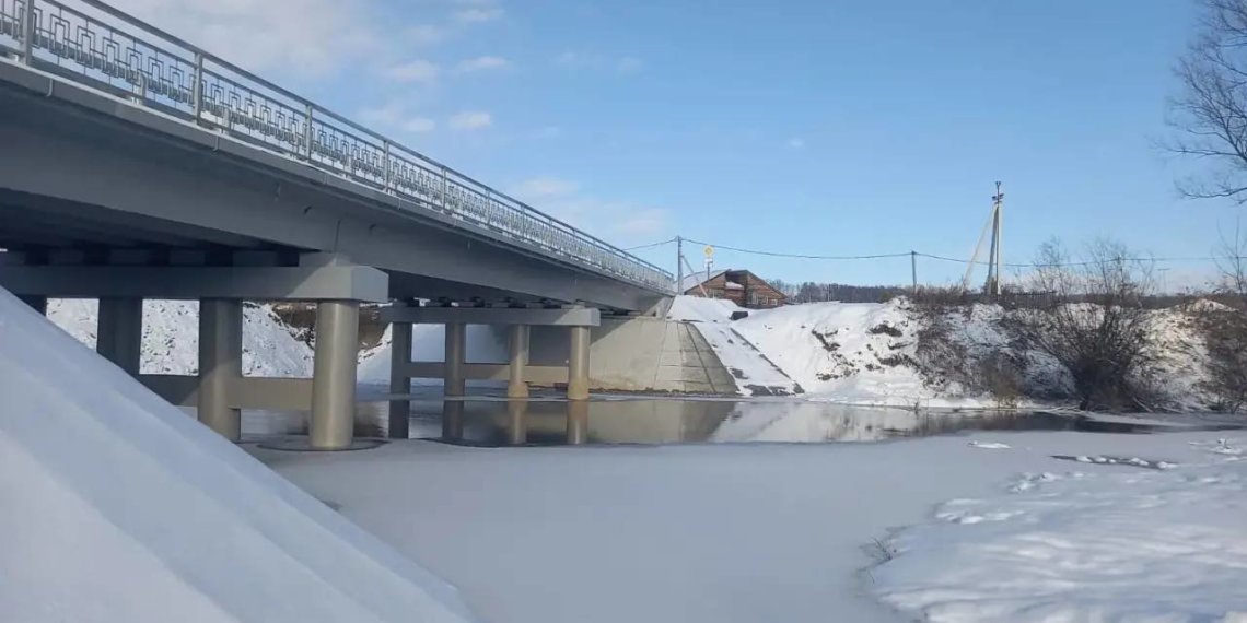 Новый мост появился в страдающей от паводка деревне под Новосибирском