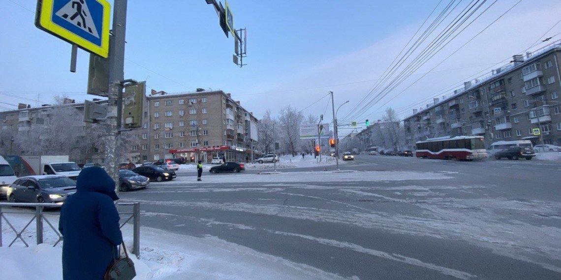 Иномарка сбила школьницу на пешеходном переходе в Новосибирске