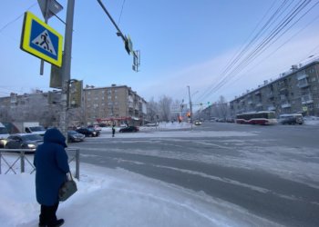 Иномарка сбила школьницу на пешеходном переходе в Новосибирске