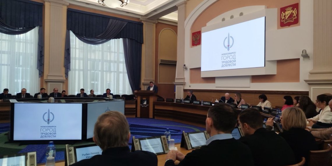 В Новосибирске депутаты обсудили проблемы ЖКХ, бездомных животных и остановочных павильонов