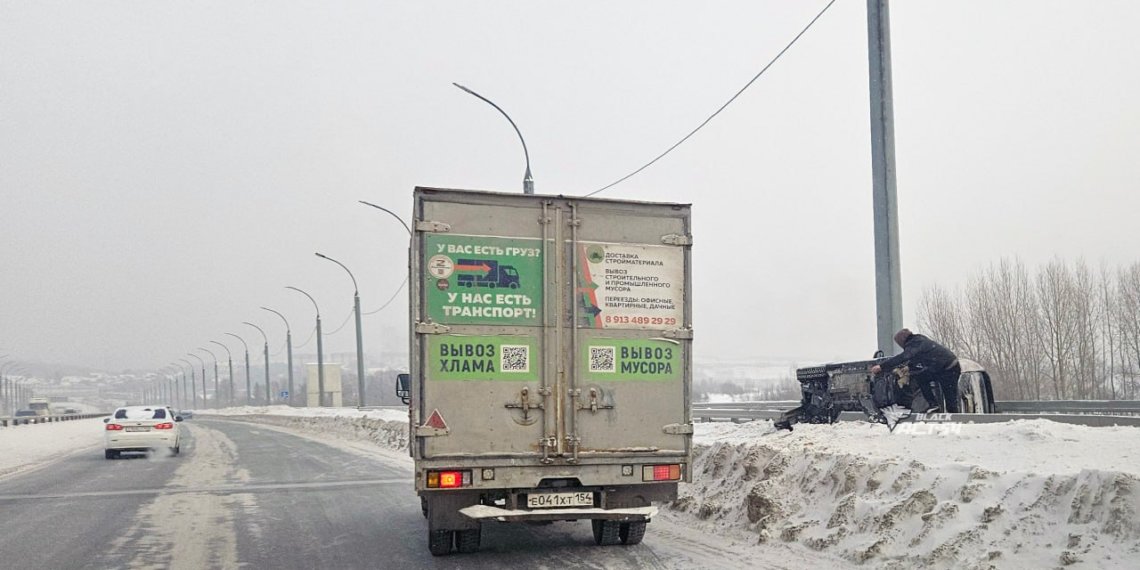 Автомобиль застрял между ограждениями на Бугринском мосту в Новосибирске