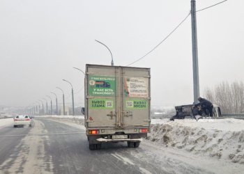 Автомобиль застрял между ограждениями на Бугринском мосту в Новосибирске