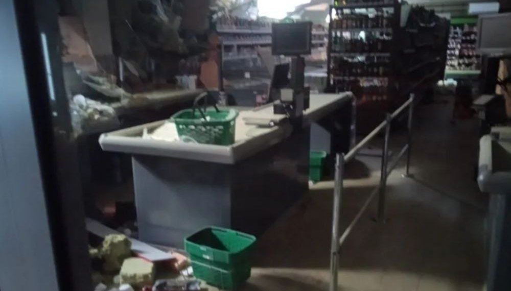 Спасатели помогают предпринимателям эвакуировать товар из обрушившегося ТЦ в Новосибирске