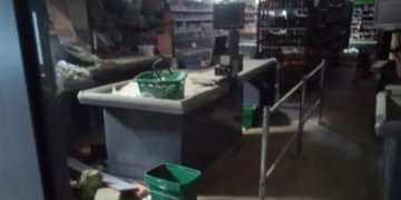 Спасатели помогают предпринимателям эвакуировать товар из обрушившегося ТЦ в Новосибирске