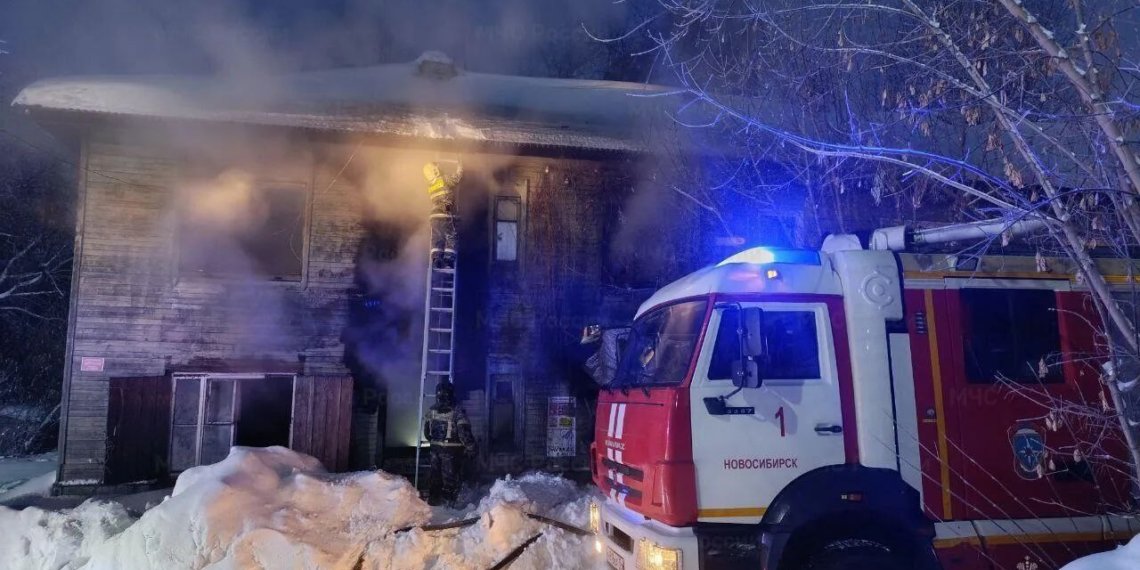 Пожарные спасли 21 человека из горящего дома в Дзержинском районе