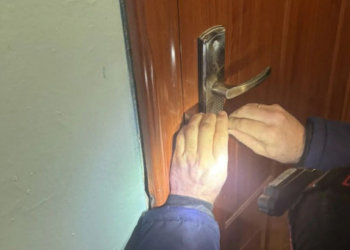 При вскрытии двери у новосибирского пенсионера случился приступ: спасатели оказали помощь