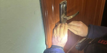 При вскрытии двери у новосибирского пенсионера случился приступ: спасатели оказали помощь