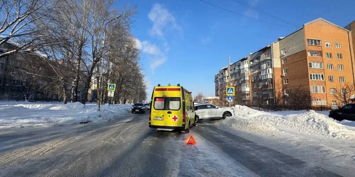 В Советском районе легковой автомобиль протаранил машину скорой помощи