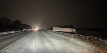 На Чуйском тракте под Искитимом Hyundai вылетел на встречку и столкнулся с грузовиком