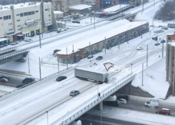 Фура заблокировала мост на Ипподромской магистрали