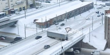Фура заблокировала мост на Ипподромской магистрали