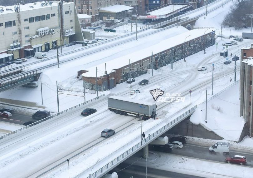 Фура заблокировала мост на Ипподромской магистрали
