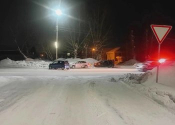 Honda Civic не уступила дорогу Daihatsu Mira в Новосибирске: пострадали двое детей