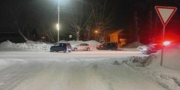 Honda Civic не уступила дорогу Daihatsu Mira в Новосибирске: пострадали двое детей