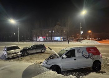 Неустановленный автомобиль спровоцировал цепное ДТП с пострадавшей на Первомайской в Новосибирске