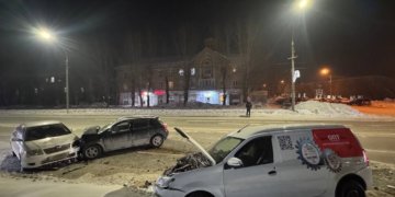 Неустановленный автомобиль спровоцировал цепное ДТП с пострадавшей на Первомайской в Новосибирске