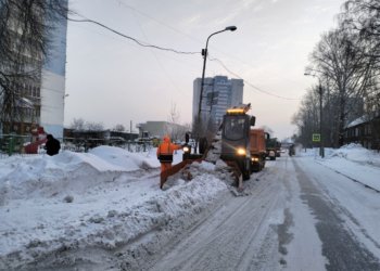 Снежный фронт: в Новосибирске за сутки вывезли 28 тысяч кубов снега