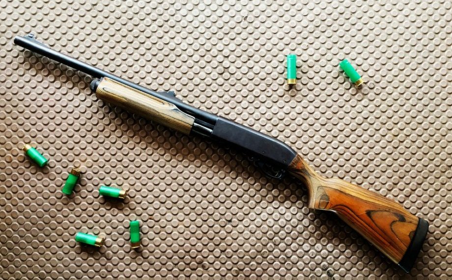 Неизвестные обстреливают машины на парковке в ЖК «Новый горизонт» в Новосибирске