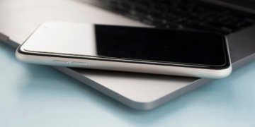 В Госдуме предупредили, что смартфоны в России могут превратиться в «кирпичи»