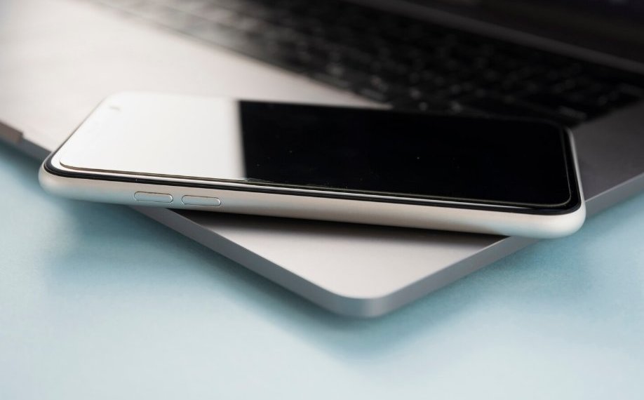 В Госдуме предупредили, что смартфоны в России могут превратиться в «кирпичи»