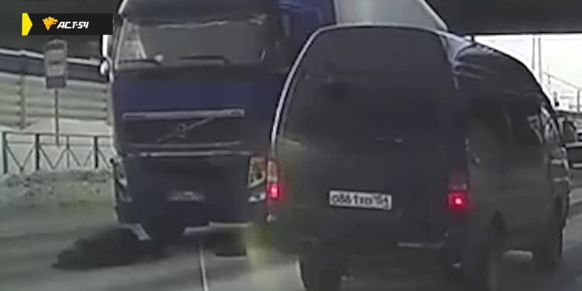 Грузовик сбил трёх пешеходов в Первомайском районе Новосибирска