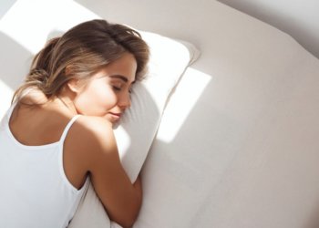 Врач назвал опасную для сна позу