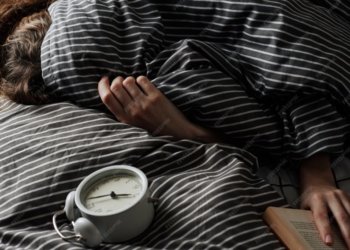 Учёные назвали оптимальную температуру для комфортного сна пожилых людей