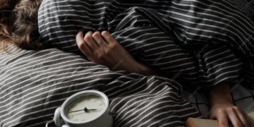 Учёные назвали оптимальную температуру для комфортного сна пожилых людей