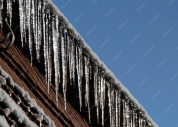 Роскачество разъяснило, кто отвечает за уборку снега и сосулек с различных типов зданий