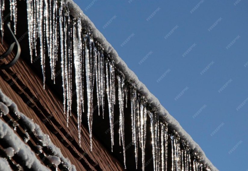 Роскачество разъяснило, кто отвечает за уборку снега и сосулек с различных типов зданий