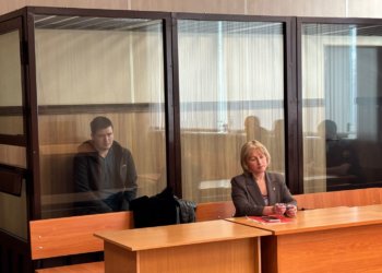 В Новосибирске суд арестовал мужчин, обвиняемых в распространении листовок против ВС РФ