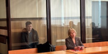 В Новосибирске суд арестовал мужчин, обвиняемых в распространении листовок против ВС РФ