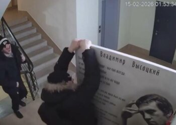 Вандалы осквернили мемориальную доску Владимиру Высоцкому в Бердске