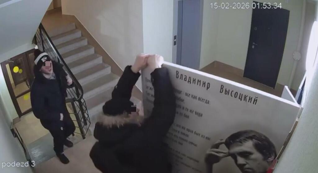 Вандалы осквернили мемориальную доску Владимиру Высоцкому в Бердске