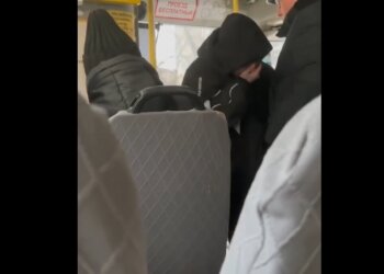 В Новосибирске водитель маршрутки №45 ударил школьника из-за сбоя оплаты картой