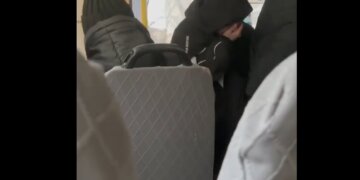 В Новосибирске водитель маршрутки №45 ударил школьника из-за сбоя оплаты картой