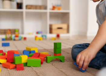 Воспитатель в Бугуруслане задержала мужчину с ножом, ворвавшегося в детский сад