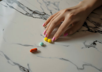 Студентка-медик из Новосибирска подала в суд на колледж из-за отстранения от экзаменов из-за маникюра