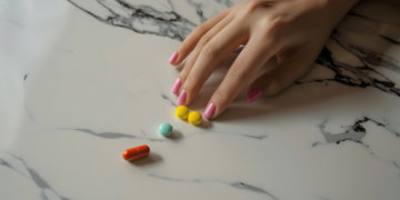 Студентка-медик из Новосибирска подала в суд на колледж из-за отстранения от экзаменов из-за маникюра