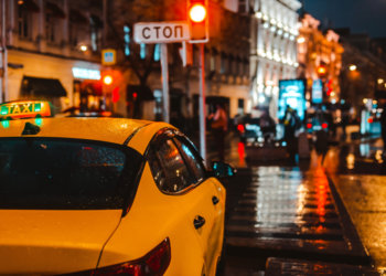 В Новосибирске хакер-таксист создавал фиктивные поездки по России и похитил более 2 млн. рублей у сервиса