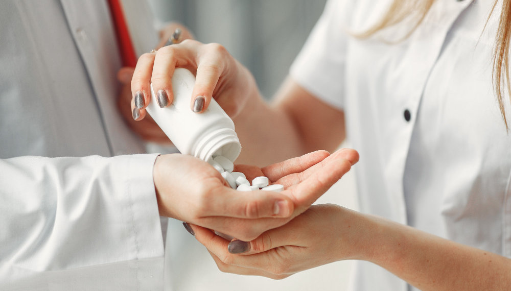 Цены тянут вверх: почему аптеки в начале 2026 года продают меньше упаковок, но зарабатывают больше рублей