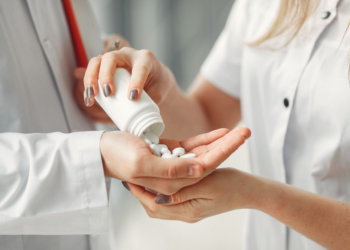 Цены тянут вверх: почему аптеки в начале 2026 года продают меньше упаковок, но зарабатывают больше рублей